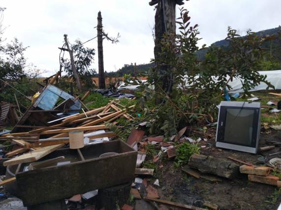 Tornado deixa casas destruídas no Norte de SC: 'Eu não me contava vivo mais', diz agricultor - foto 3