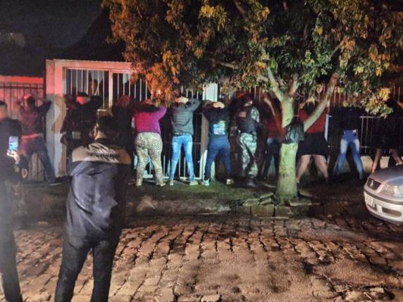 Em dois locais havia grande número de pessoas, som alto e consumo de bebida alcoólica
