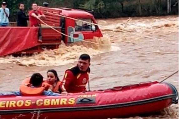 Condutor de caminhão, com a esposa e três filhos na cabine, decidiu fazer a travessia do rio para encurtar caminho, mas foi vencido pela correnteza