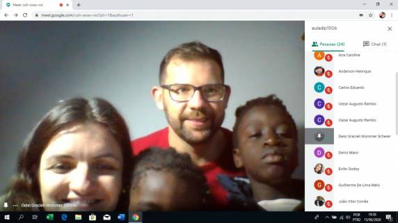 Casal Fernando Scherer e Deisi Wommer Scherer, de Ivoti (RS), conversaram com os estudantes sobre todo o processo que envolveu a adoção de seus dois filhos, Abel e Djariatu