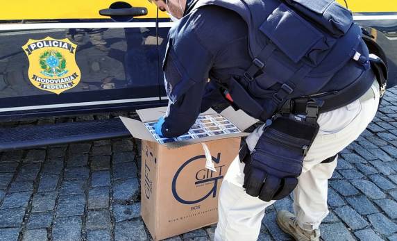 PRF apreende mais de 110 mil maços de cigarros contrabandeados e prende homem procurado pela Justiça gaúcha - foto 2