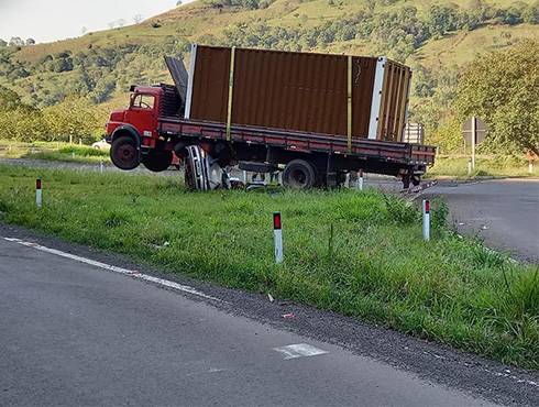 Grave acidente envolvendo automóvel com placas de Santa Rosa é registrado no Goio-Ên - foto 3