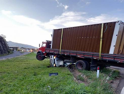 Grave acidente envolvendo automóvel com placas de Santa Rosa é registrado no Goio-Ên - foto 5