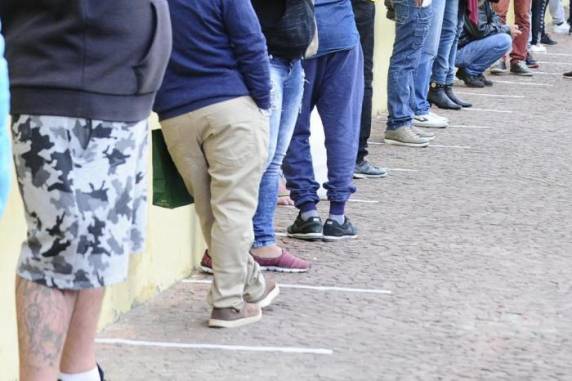 Desligamentos subiram 47,1% entre trabalhadores com 65 anos ou mais. Faixa de 50 a 64 anos também foi afetada