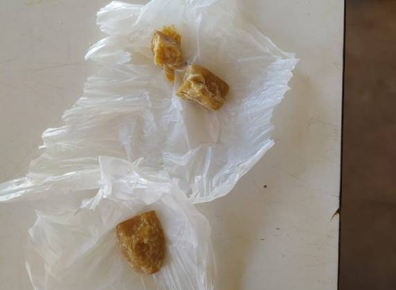 Três pedras de uma substância, semelhante à crack, estavam dentro de um pote com a comida