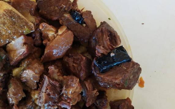 Três pedras de uma substância, semelhante à crack, estavam dentro de um pote com a comida