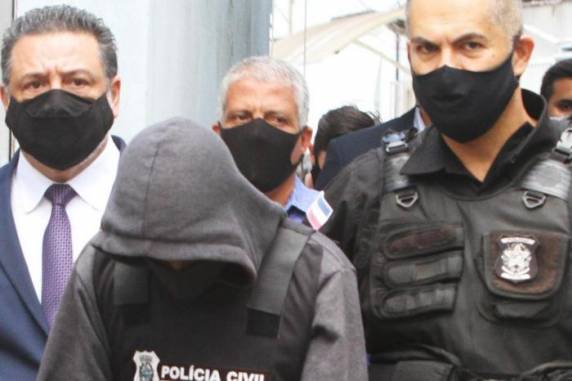 Homem de 33 anos estava escondido na casa de familiares e teria confessado por medo de morrer