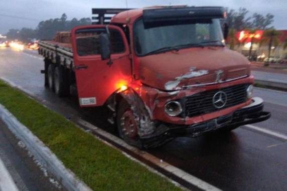 Colisão ocorreu na altura do km 26 da rodovia, no começo da manhã desta quarta-feira