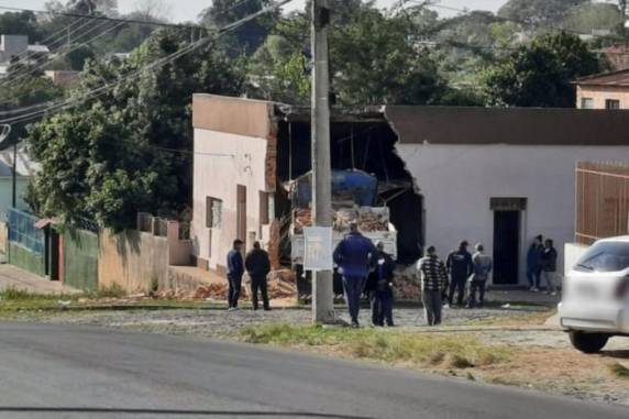 Não havia pessoas dentro do veículo e os moradores da casa encontravam-se em outra peça no momento do acidente