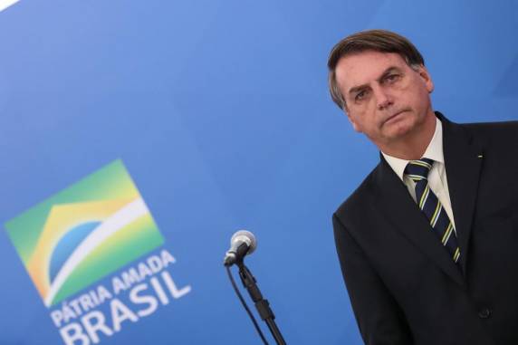 Para o presidente, o valor atualmente pago, de R$ 600, é "muito". Além disso, o presidente afirmou que "não viu no mundo" país que enfrenta melhor a questão da pandemia