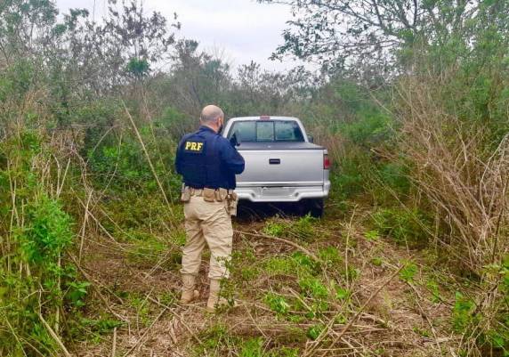 PRF prende criminoso e recupera duas caminhonetes furtadas em Passo Fundo - foto 2