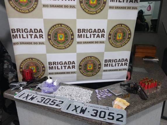 Vítimas foram identificadas como Luciana Carpes dos Santos, de 40 anos, e Cláudio Luis dos Santos Martins, de 15. Para polícia, crime pode ter relação com disputa entre facções