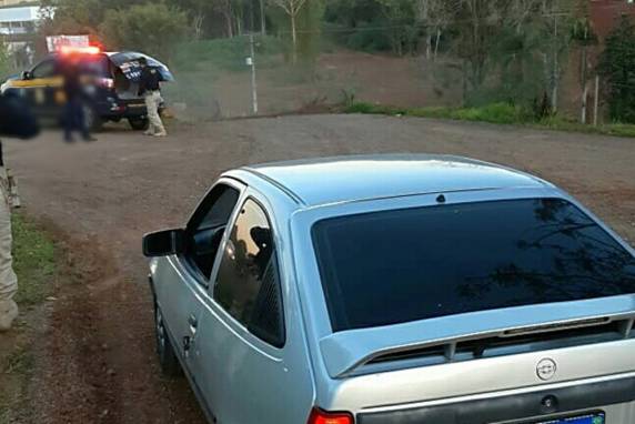 O criminoso, detento do regime de prisão domiciliar, ainda tentou fugir da polícia em alta velocidade