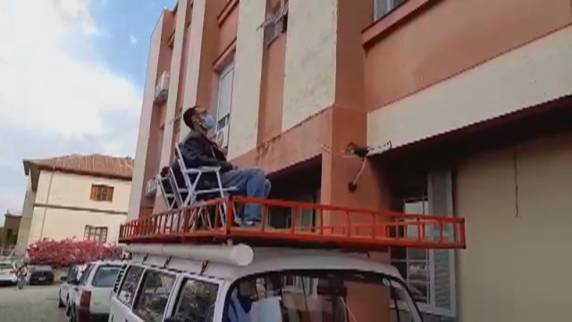 Aposentada, de 69 anos, está isolada há uma semana em hospital e mantém contato com os familiares apenas pela janela, já que visitas internas não estão liberadas no hospital