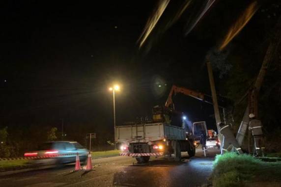 Equipe da companhia estava consertando um poste danificado em razão de outra colisão