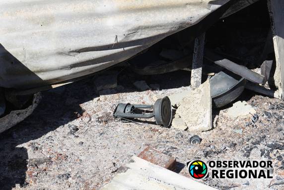 Casa é destruída pelo fogo, ato pode ter sido criminoso - foto 2