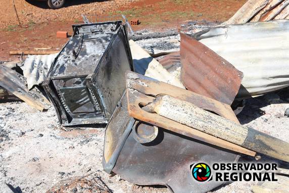 Casa é destruída pelo fogo, ato pode ter sido criminoso - foto 3