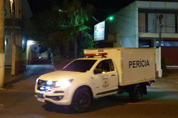 Investigação inicial aponta que criminosos invadiram o quarto e cometeram o crime
