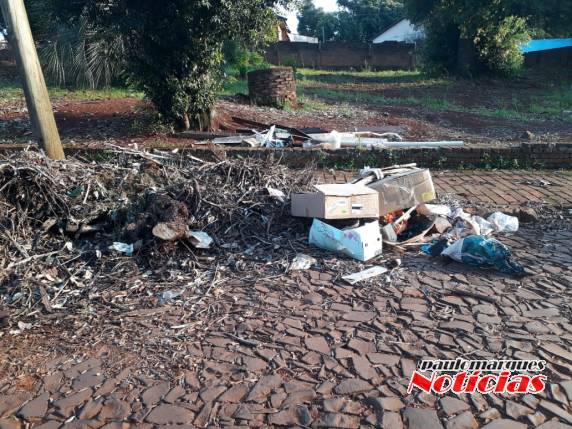 Descarte irregular de lixo no Centro de Três de Maio - foto 2