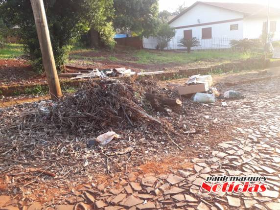 Descarte irregular de lixo no Centro de Três de Maio - foto 3