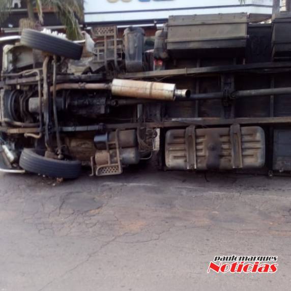Caminhão tomba ao contornar rótula em Santa Rosa - foto 3