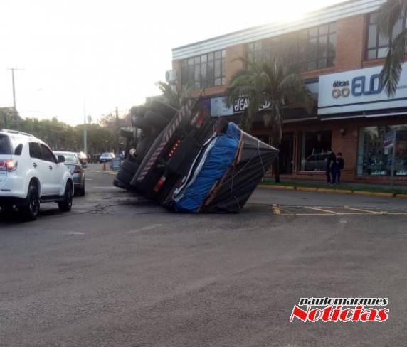 Caminhão tomba ao contornar rótula em Santa Rosa - foto 2