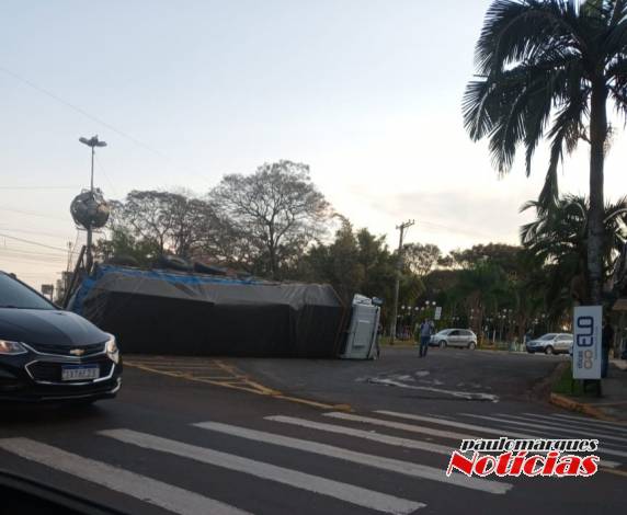 Caminhão tomba ao contornar rótula em Santa Rosa - foto 4