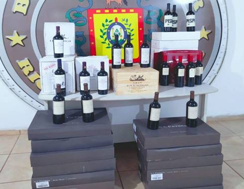 Foram apreendidas 448 garrafas de vinho e dois homens foram presos