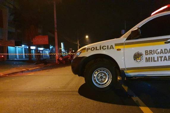 Carro bateu contra uma lixeira e capotou na Avenida Santos Ferreira. Passageiros morreram na hora