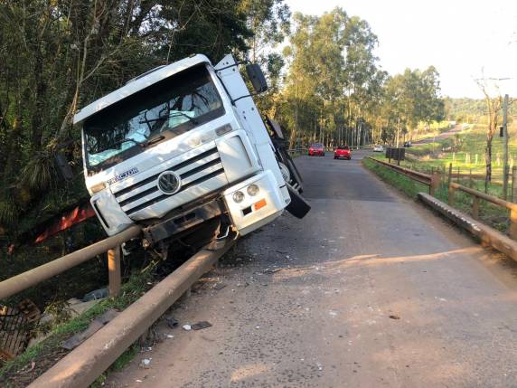 Caminhão desgovernado fica pendurado em ponte na ERS-591 em Ametista do Sul - foto 4