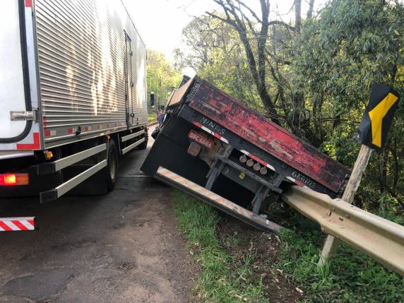 Caminhão desgovernado fica pendurado em ponte na ERS-591 em Ametista do Sul - foto 2