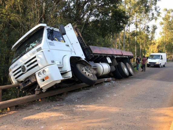 Segundo o condutor, que seguia sentido a Ametista do Sul, o caminhão teria ficado sem freio
