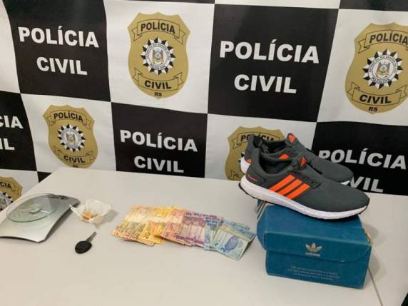 Agentes também apreenderam balança de precisão, dinheiro e um veículo