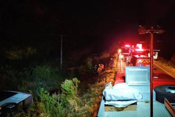 Pelo menos 20 pessoas que estavam no coletivo com destino a Foz do Iguaçu ficaram feridas