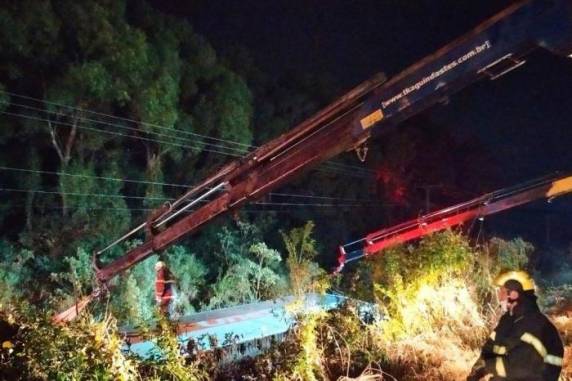 Pelo menos 20 pessoas que estavam no coletivo com destino a Foz do Iguaçu ficaram feridas