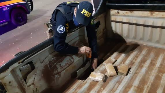 PRF prende traficante com 82 quilos de maconha escondidos na carroceria de uma caminhonete - foto 2