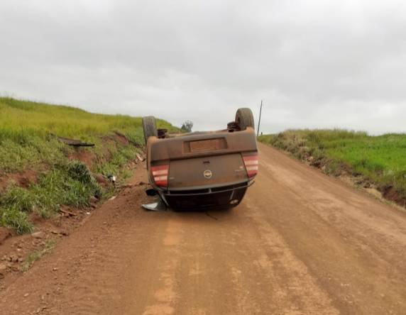 Condutor perde controle e carro capota no interior de Augusto Pestana - foto 3