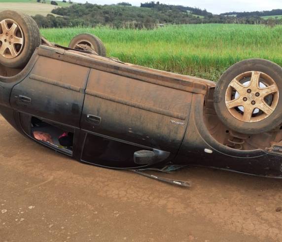 Condutor perde controle e carro capota no interior de Augusto Pestana - foto 2