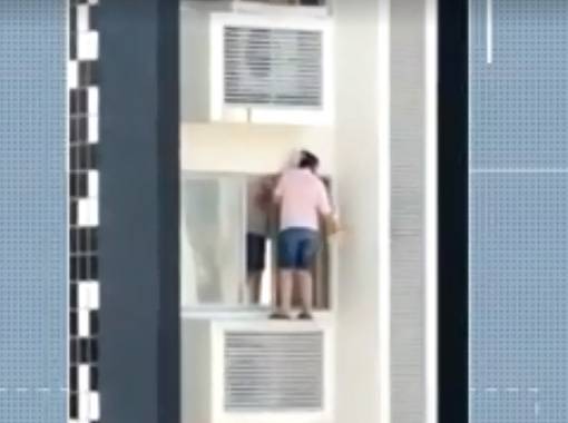 Ela estava no quinto andar, em uma altura de cerca de 15 metros, em Tubarão. Bombeiros alertam para perigo de queda