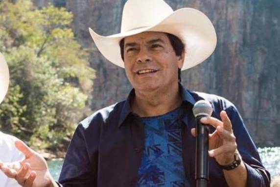 Com 67 anos, cantor faz parte do grupo de risco para a doença