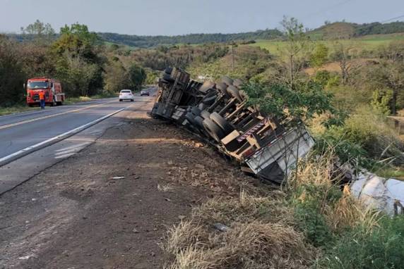O motorista e único ocupante teve ferimentos e precisou ser removido com auxílio dos Bombeiros de Sarandi