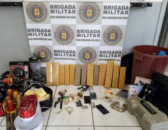 Com os acusados, policiais encontraram armas, drogas e outros objetos