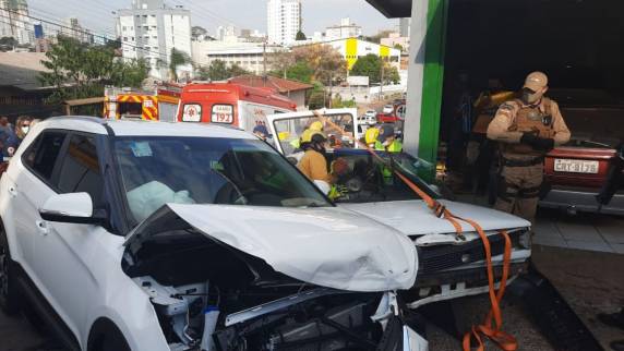 Motorista de veículo com placas do RS foge da polícia e se envolve em grave acidente em Chapecó - foto 3
