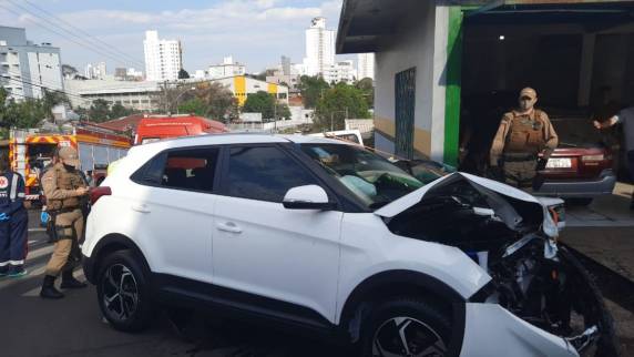 Motorista de veículo com placas do RS foge da polícia e se envolve em grave acidente em Chapecó - foto 2