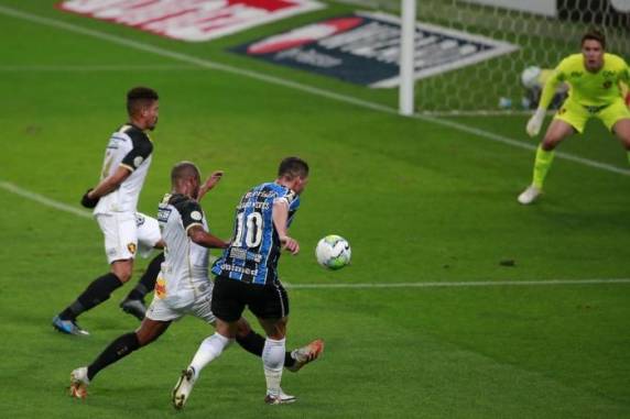 Equipe pernambucana marcou com Patric e Iago Maidana; Pepê descontou para o Tricolor