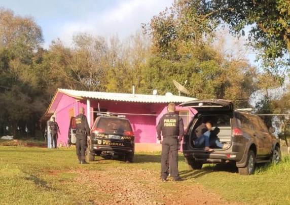São 21 mandados de prisão e 28 de busca sendo cumpridos no município de Água Santa para pôr fim em brigas que resultaram em tiroteios e emboscadas