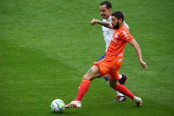 Partida teve dois gols anulados e dois pênaltis discutíveis