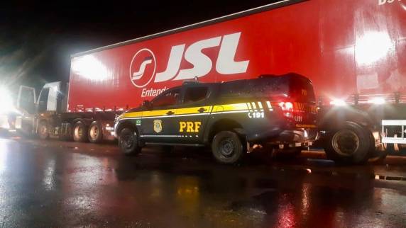 PRF recupera carreta carregada com 1,6 milhão de reais em agrotóxicos em Passo Fundo - foto 2