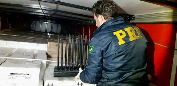 PRF recupera carreta carregada com 1,6 milhão de reais em agrotóxicos em Passo Fundo - foto 3
