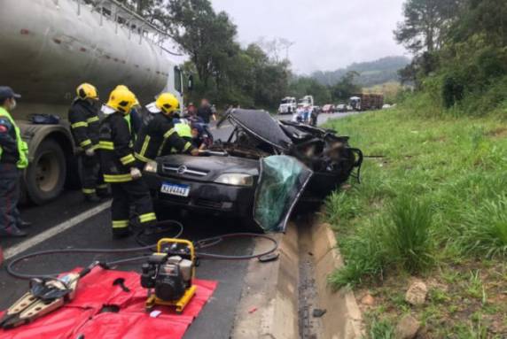 PRF e PMRv registraram 17 mortes nas rodovias federais e estaduais catarinense desde sexta. Em Brusque, motociclista foi atropelado por motorista embriagado